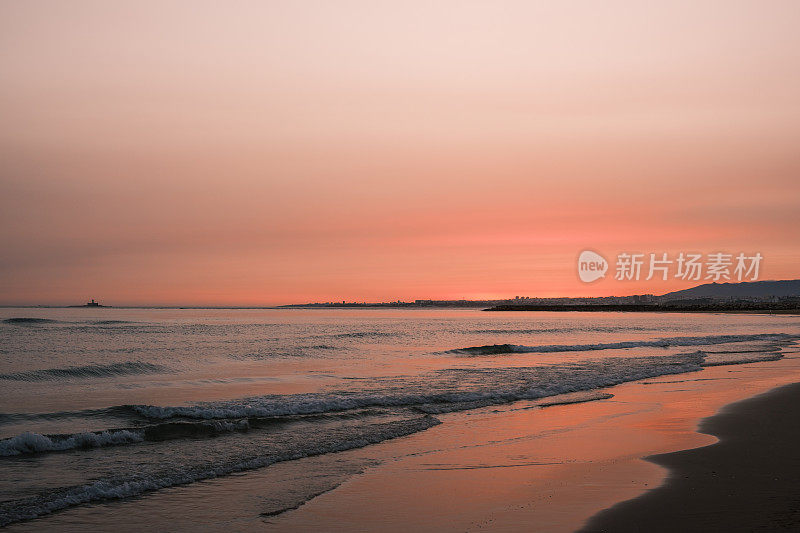 里斯本附近Costa da Caparica São João海滩的日落